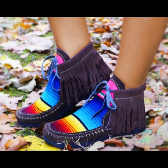 L&B Shoes - Serape fringe moccasins!
